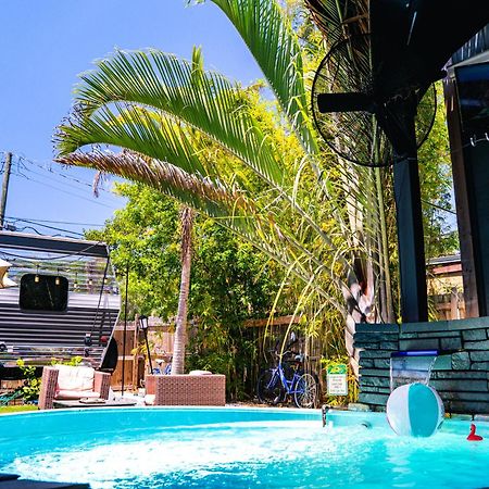World Solo Travel'S Welcomed At St Pete Home São Petersburgo Exterior foto