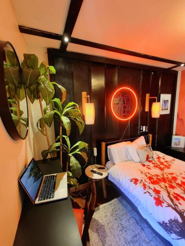 World Solo Travel'S Welcomed At St Pete Home São Petersburgo Exterior foto