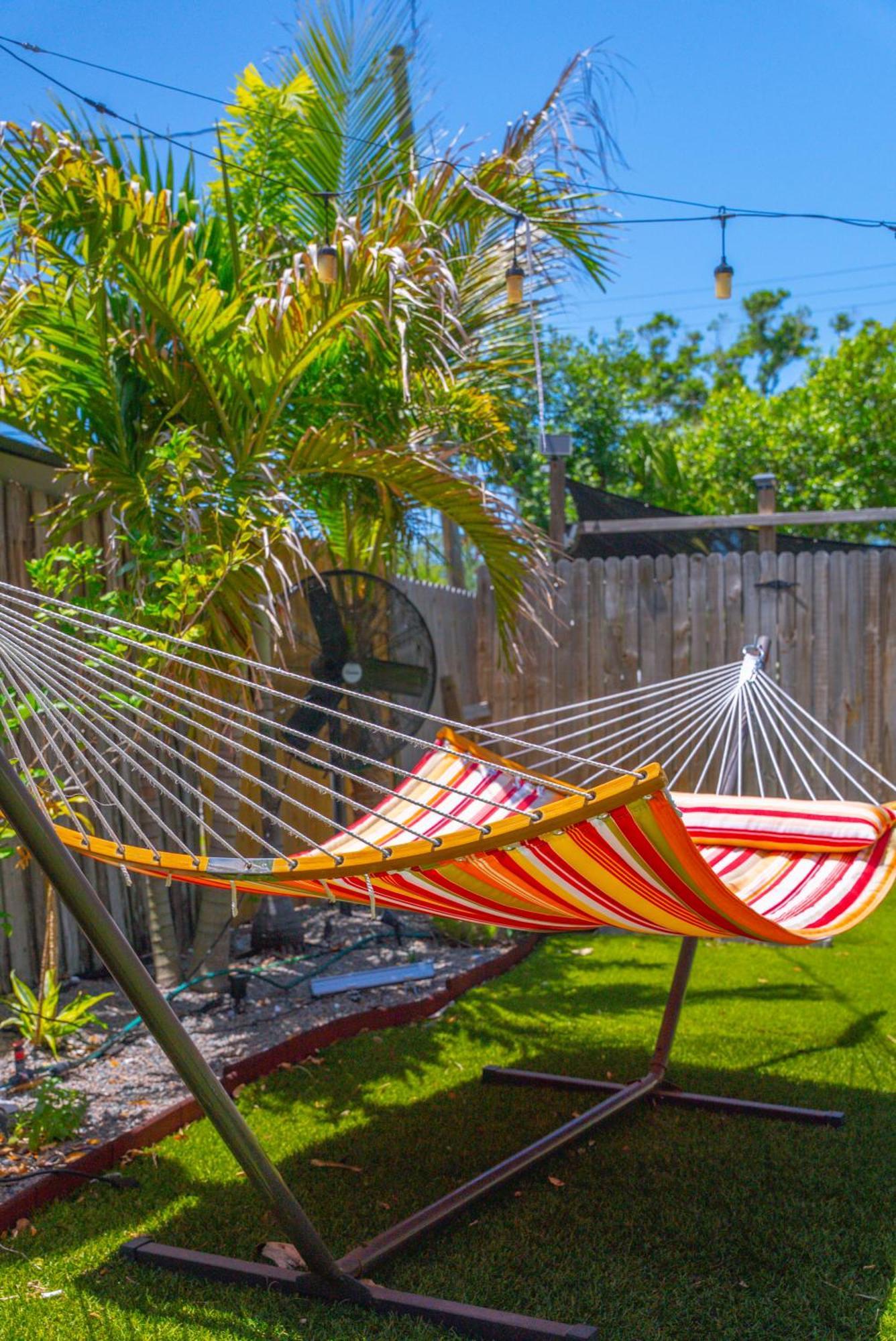 World Solo Travel'S Welcomed At St Pete Home São Petersburgo Exterior foto